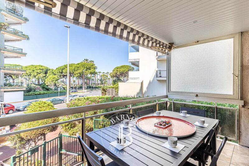 CANNES CLOSE TO CROISETTE - BEACH FRONT APARTMENT - 2 BEDROOMS