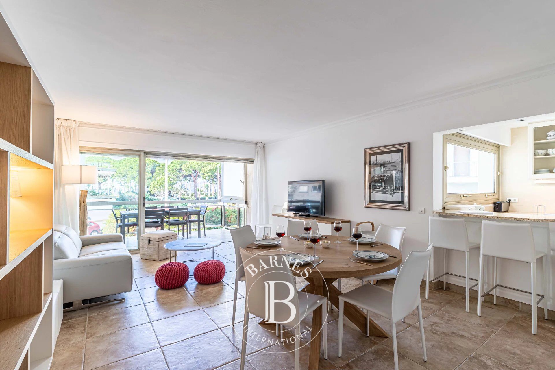 CANNES CLOSE TO CROISETTE - BEACH FRONT APARTMENT - 2 BEDROOMS - picture 2