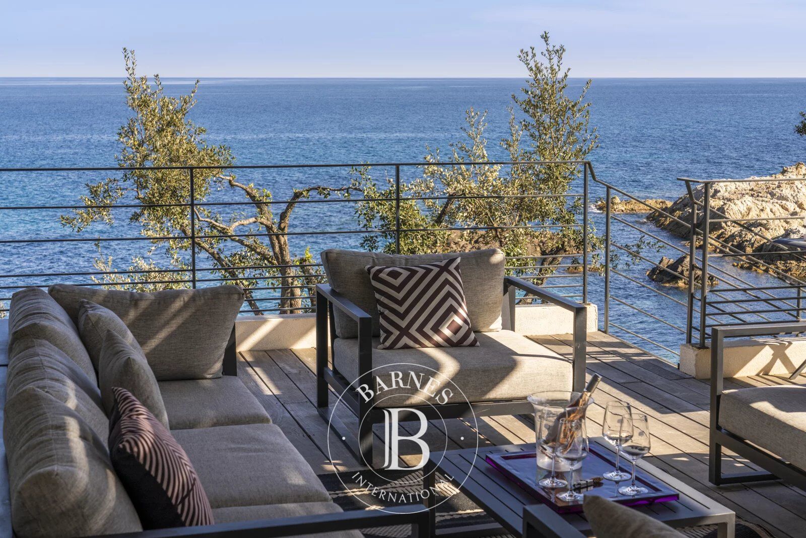 Côte des Nacres, Canella, Villa pied dans l'eau, 5 chambres, piscine, vue mer panoramique, accès privé mer - picture 1