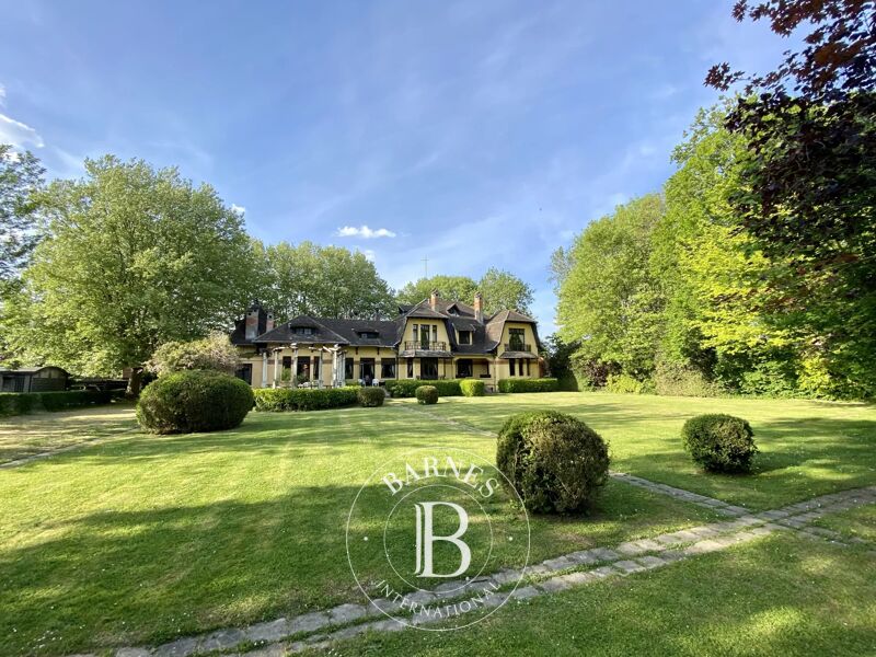 Casa señorial de estilo anglonormando construida en casi 15.000m2