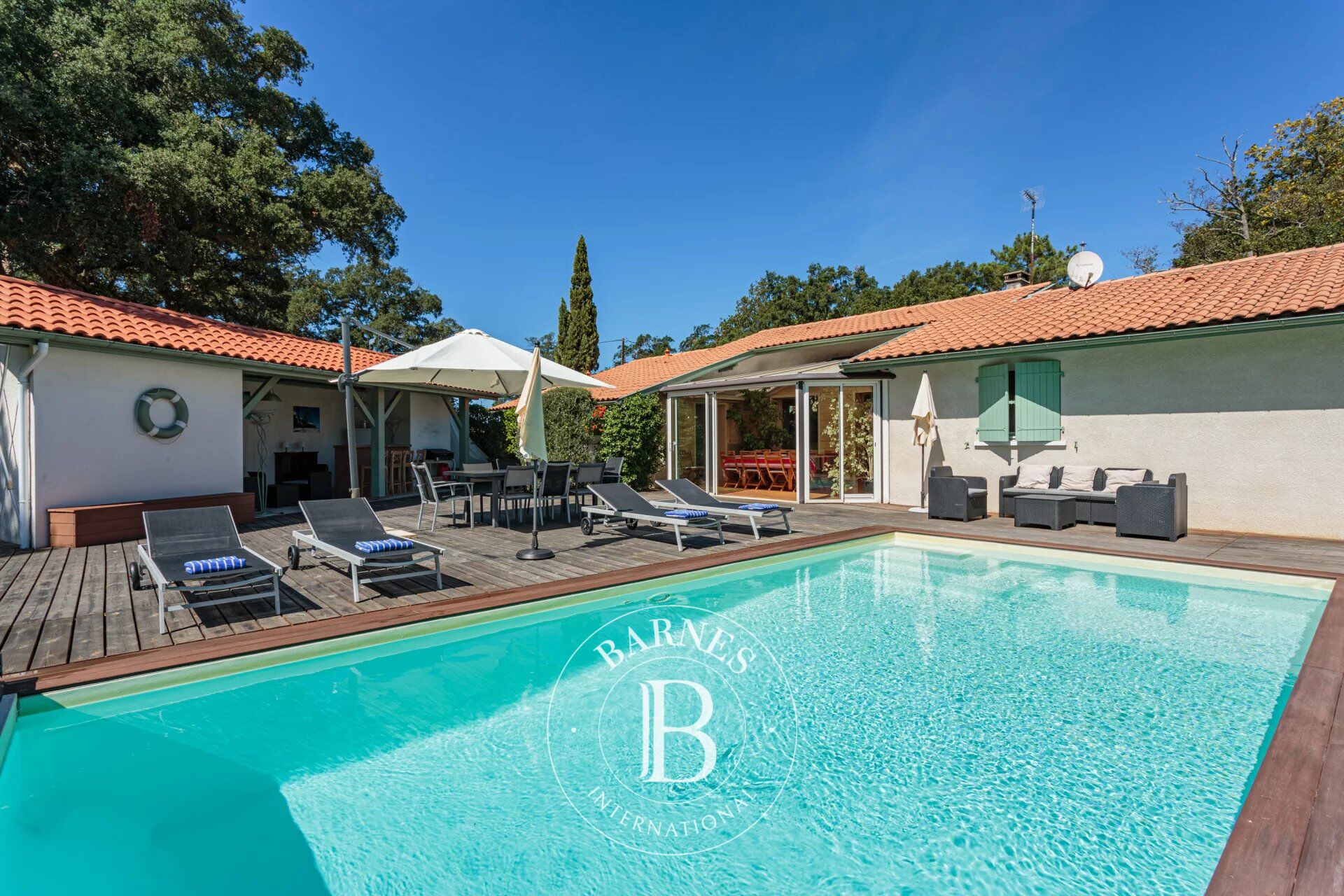 TARNOS PLAYA – ENCANTADORA CASA CON DEPENDENCIAS - picture 1