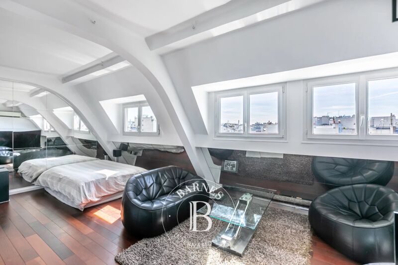 PARIS 17 - BATIGNOLLES - Grand studio atypique,  dernier étage avec ascenseur