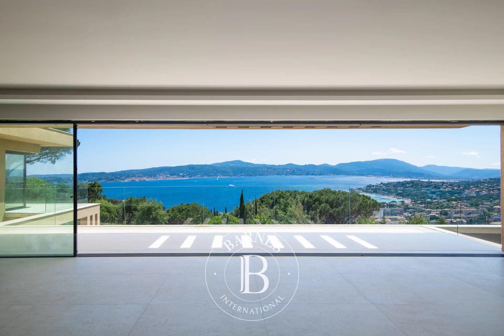 SAINTE-MAXIME - VILLA  CONTEMPORAINE -  VUE MER PANORAMIQUE  - PROCHE CENTRE-VILLE - picture 1