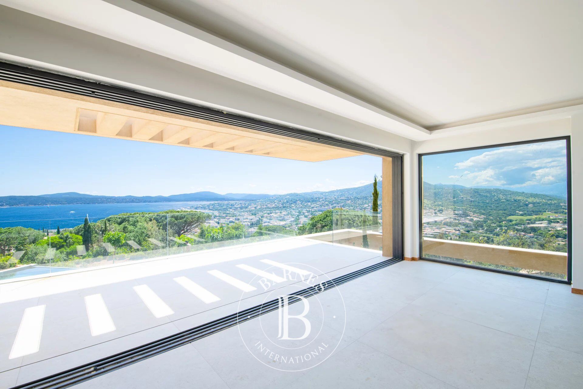 SAINTE-MAXIME - VILLA  CONTEMPORAINE -  VUE MER PANORAMIQUE  - PROCHE CENTRE-VILLE - picture 3