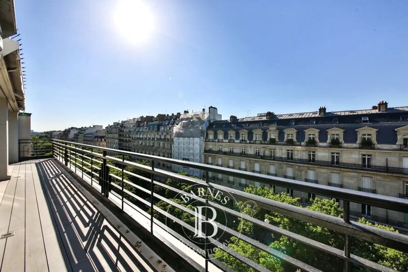 Paris 8 - avenue Montaigne - Appartement au 6ème étage avec terrasse - 2 chambres