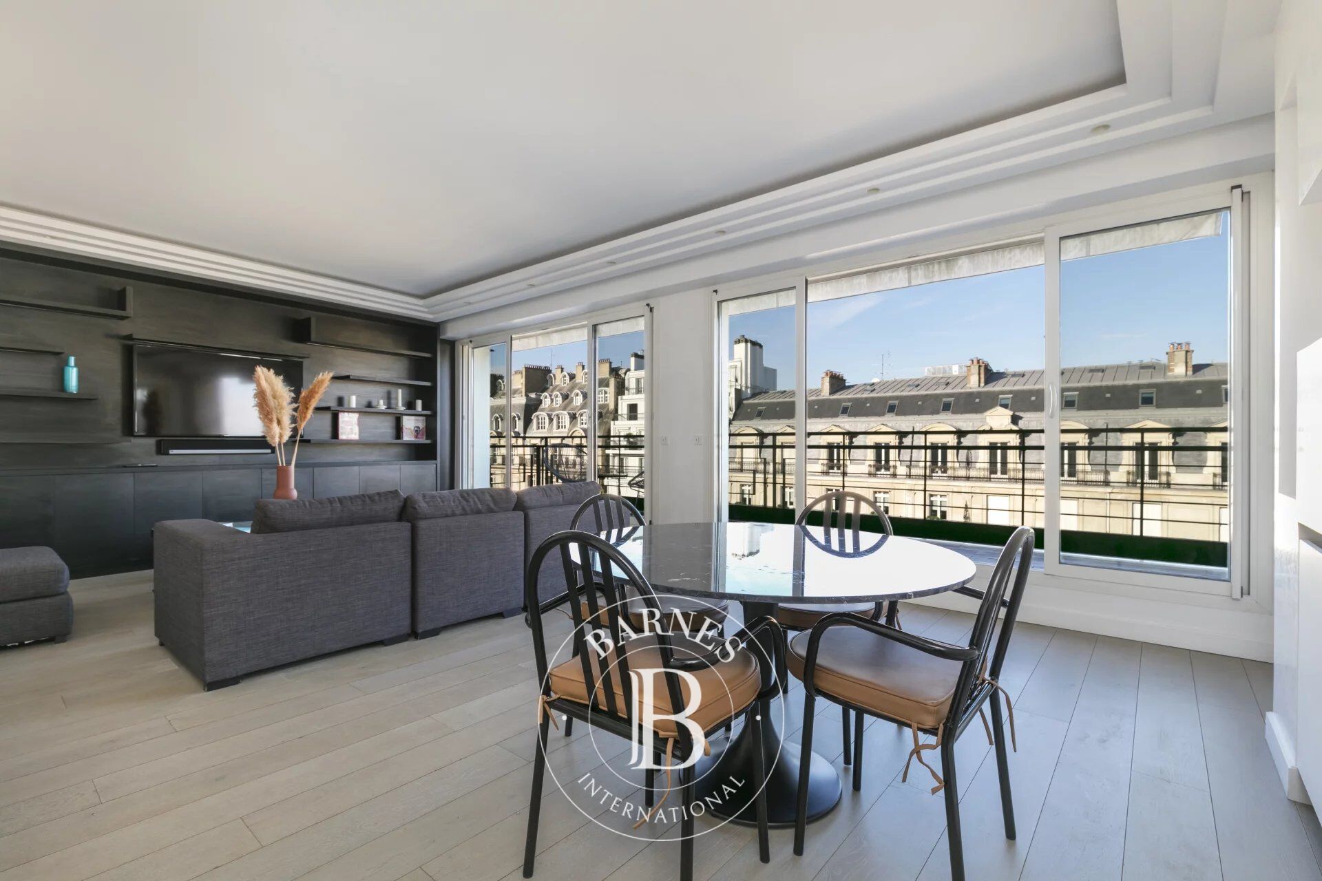 Paris 8 - avenue Montaigne - Appartement au 6ème étage avec terrasse - 2 chambres - picture 3