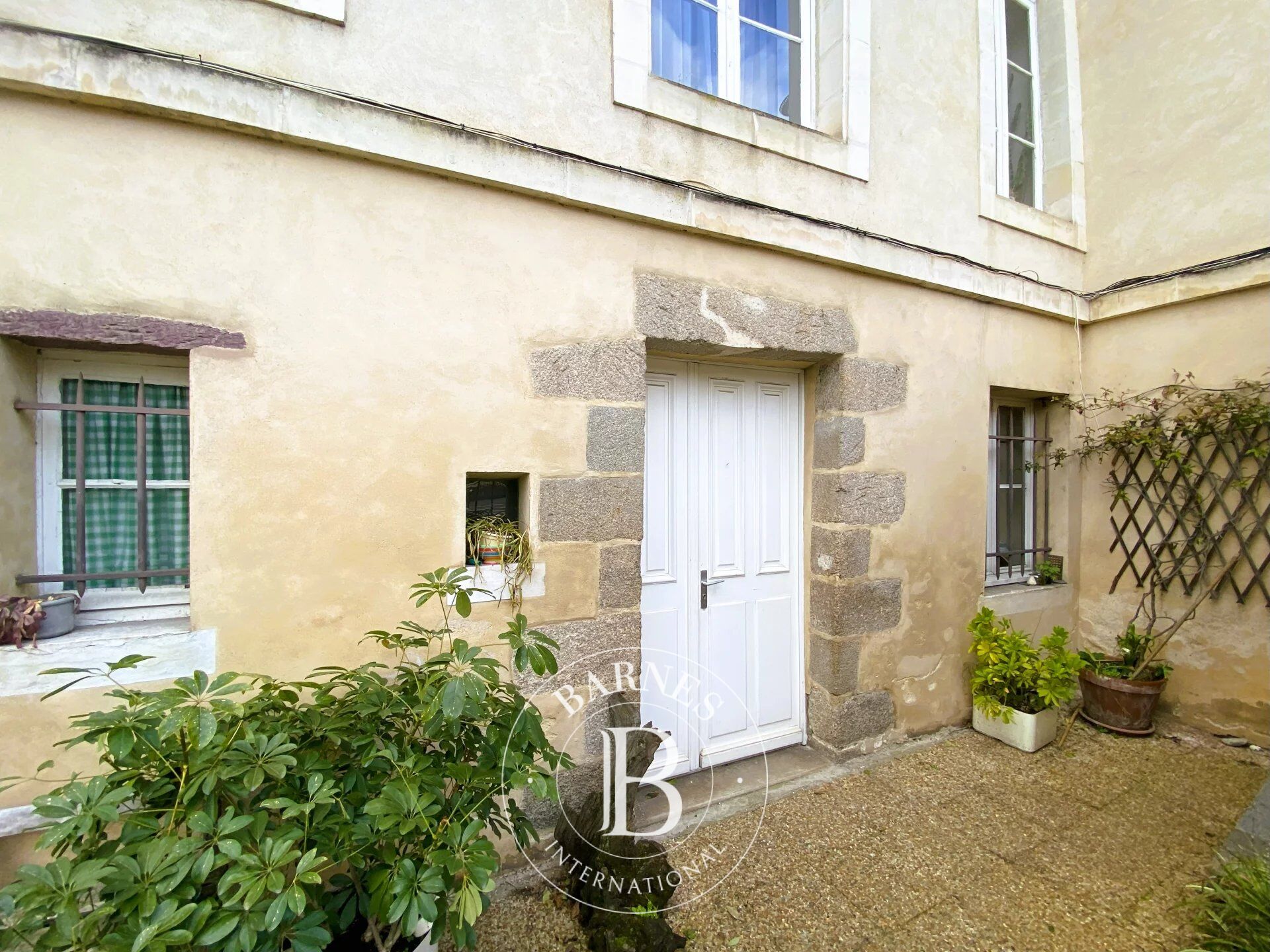 Near the Palais Saint Georges – Townhouse of more than 230 m2 and apartment - picture 1