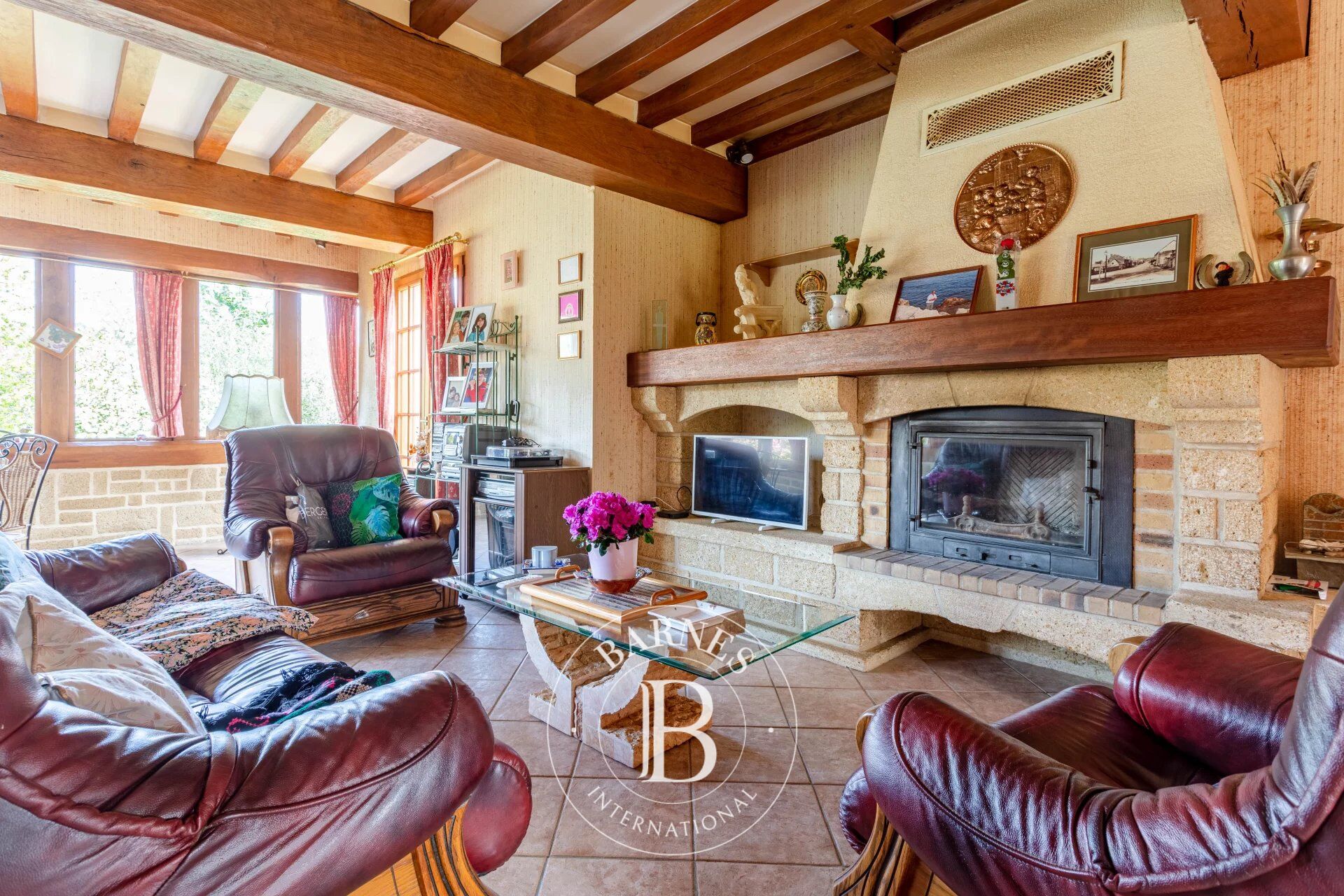 10 mins from Honfleur, house with clear views over a 1.2ha (3-acre) park, swimming pool possible - picture 2