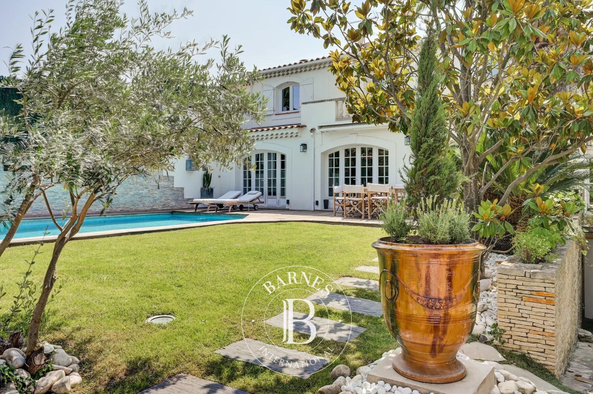 Aix-en-Provence – Walking distance to city center – Townhouse – 6 bedrooms – Garden – Swimming pool – Double garage - picture 1