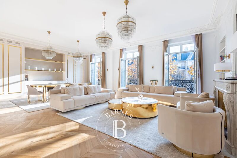 Paris 8th - Haussmann / Courcelles - Exceptional apartment - Beautiful volumes with open view facing south - 3 bedrooms