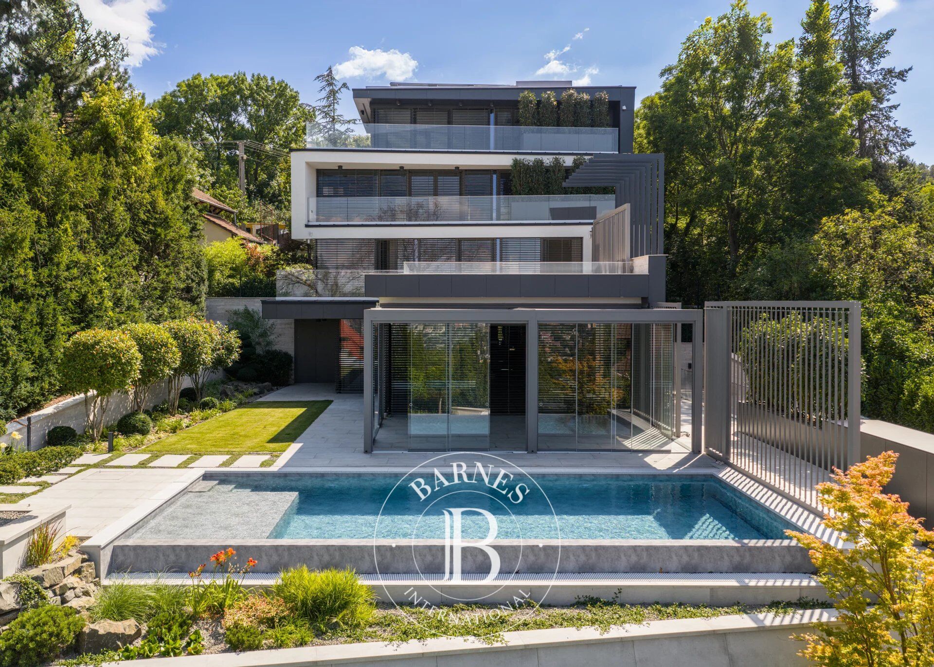 Turnkey luxury panoramic family villa in XII. District - picture 1