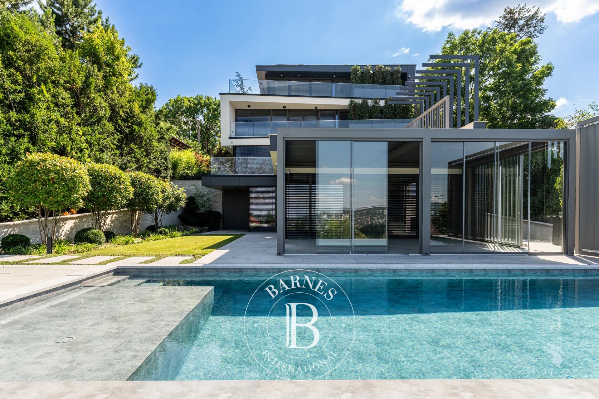 Turnkey luxury panoramic family villa in XII. District - picture 2