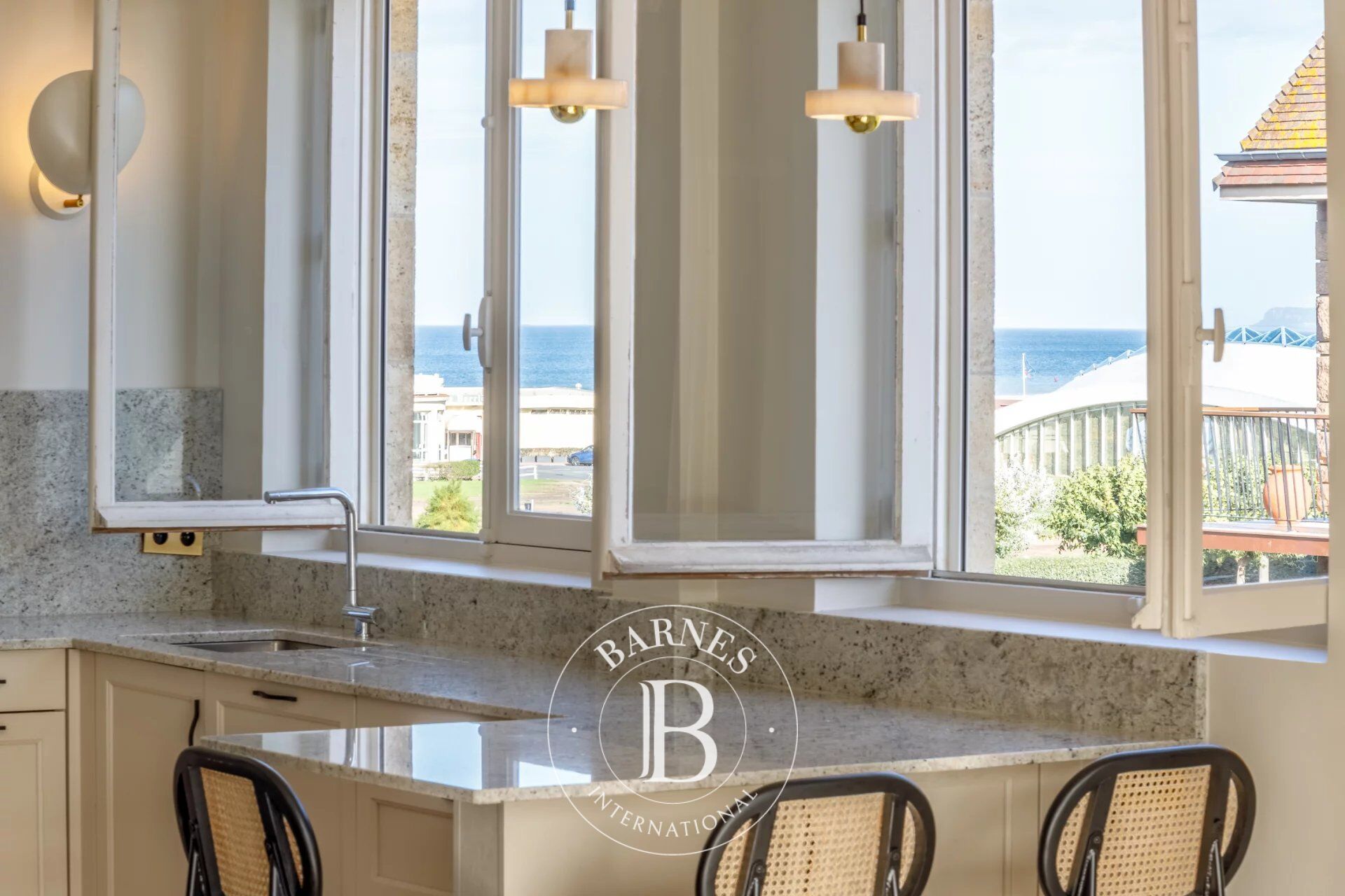 TRIANGLE D'OR - DEAUVILLE - LUXURY APARTMENT - 3 BEDROOMS WITH POSSIBILITY OF HOTEL SERVICES - picture 3