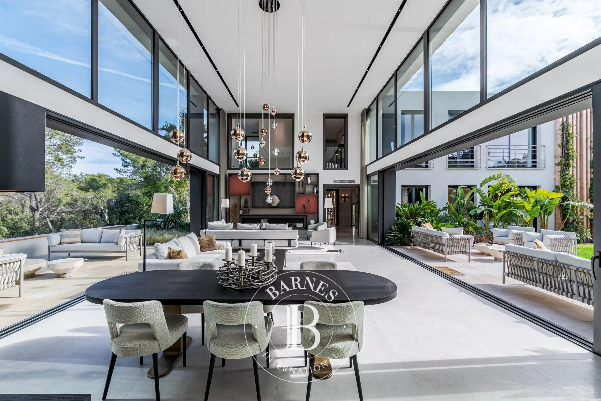 MOUGINS – MAGNIFIQUE PROPRIÉTÉ CONTEMPORAINE NEUVE – PRESTIGIEUX DOMAINE FERMÉ - picture 2