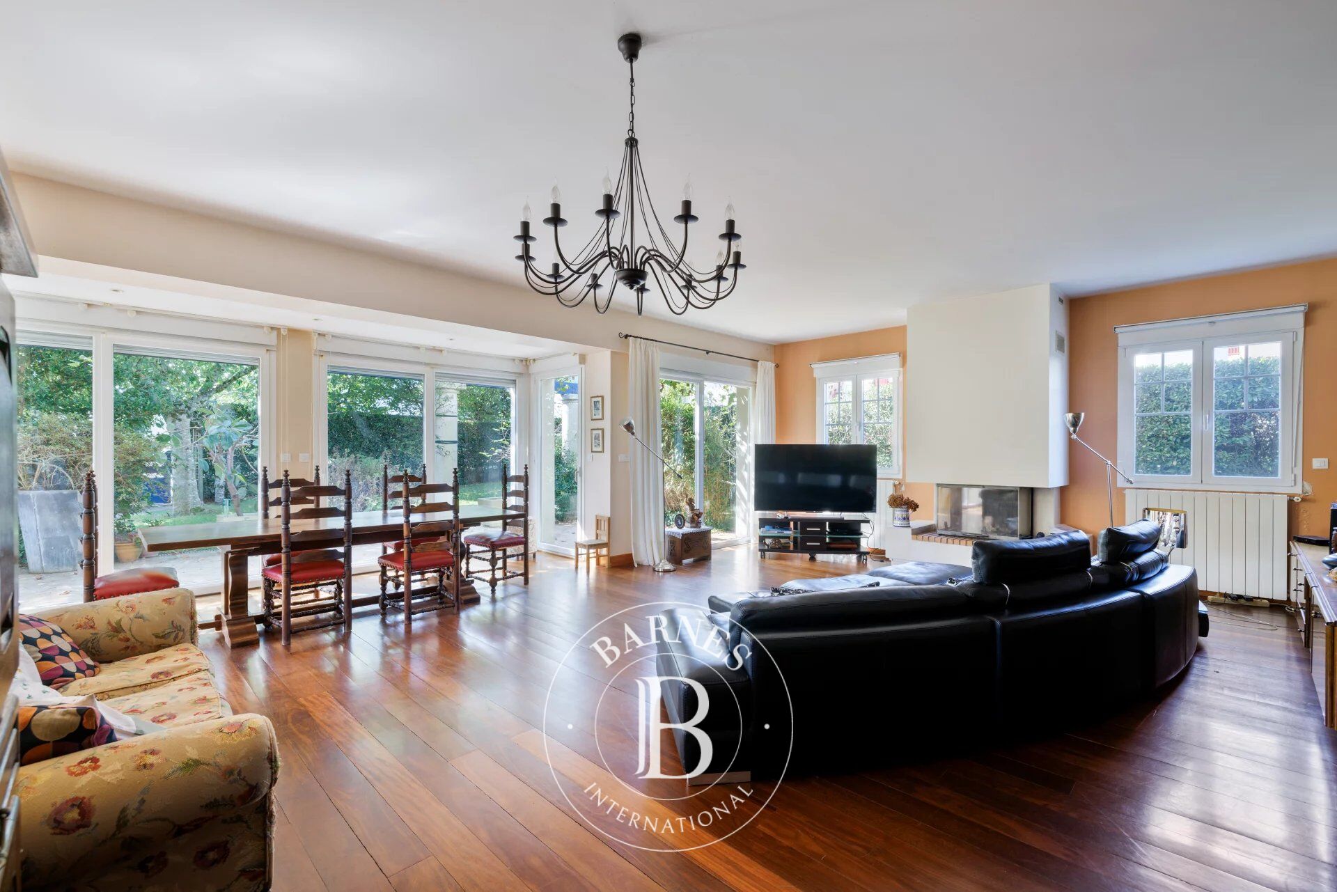 BIARRITZ, 230 M² HOUSE WITH LANDSCAPED GARDEN - picture 3