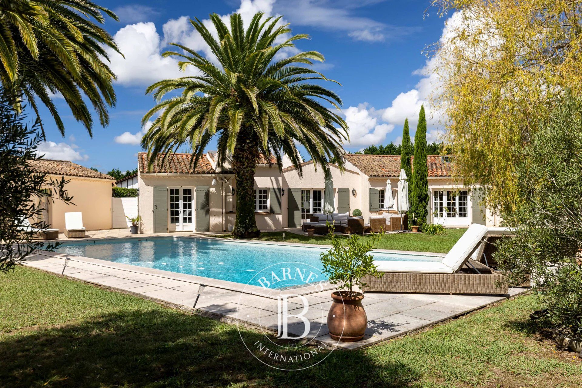 LAHONCE, HERMOSA CASA DE ESTILO PROVENZAL - picture 1