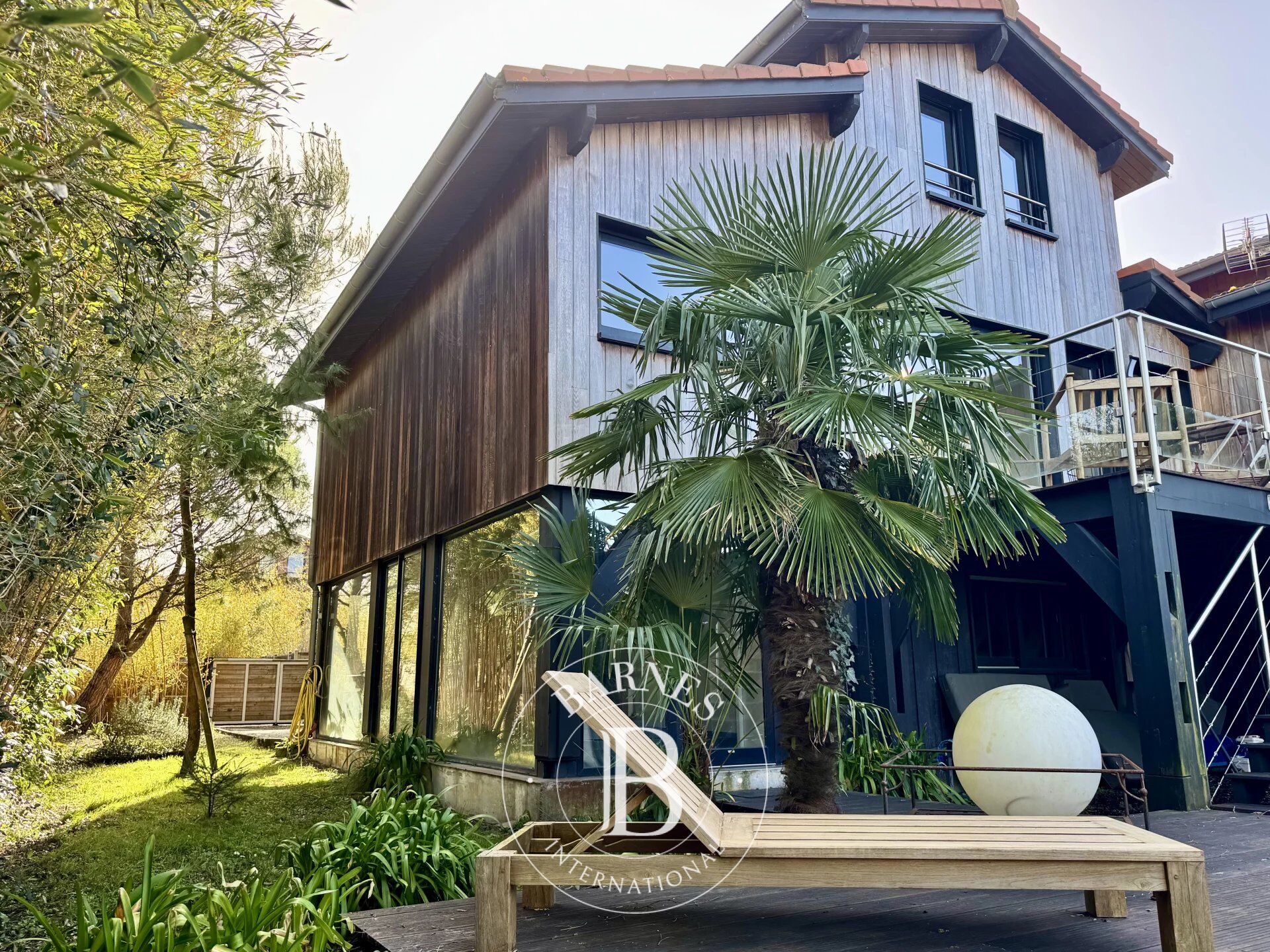VILLA EN PREMIÈRE LIGNE AVEC VUE PANORAMIQUE ET PISCINE À GUJAN-MESTRAS - picture 1