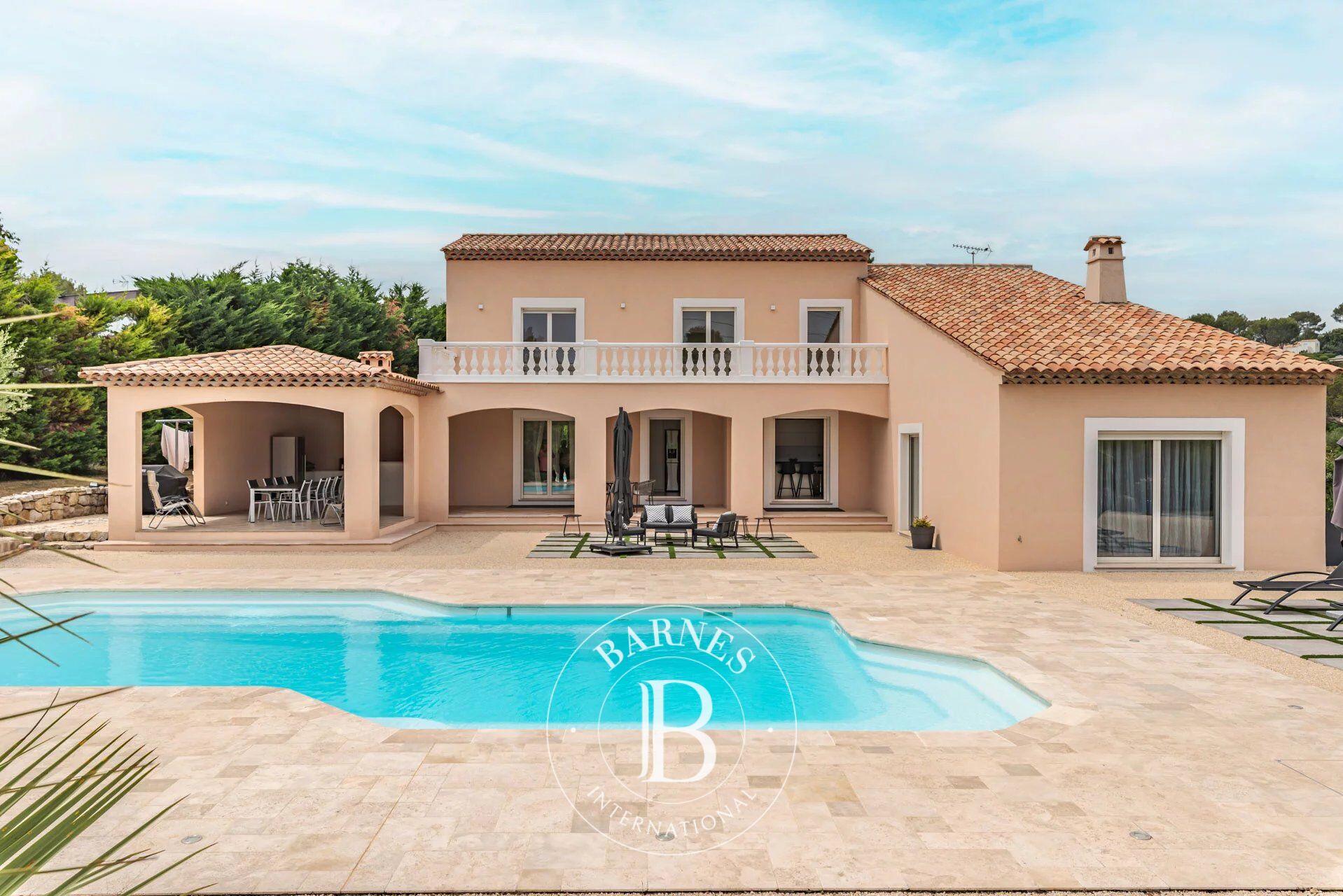 VALBONNE - 5 bedrooms villa in closed domain - picture 2