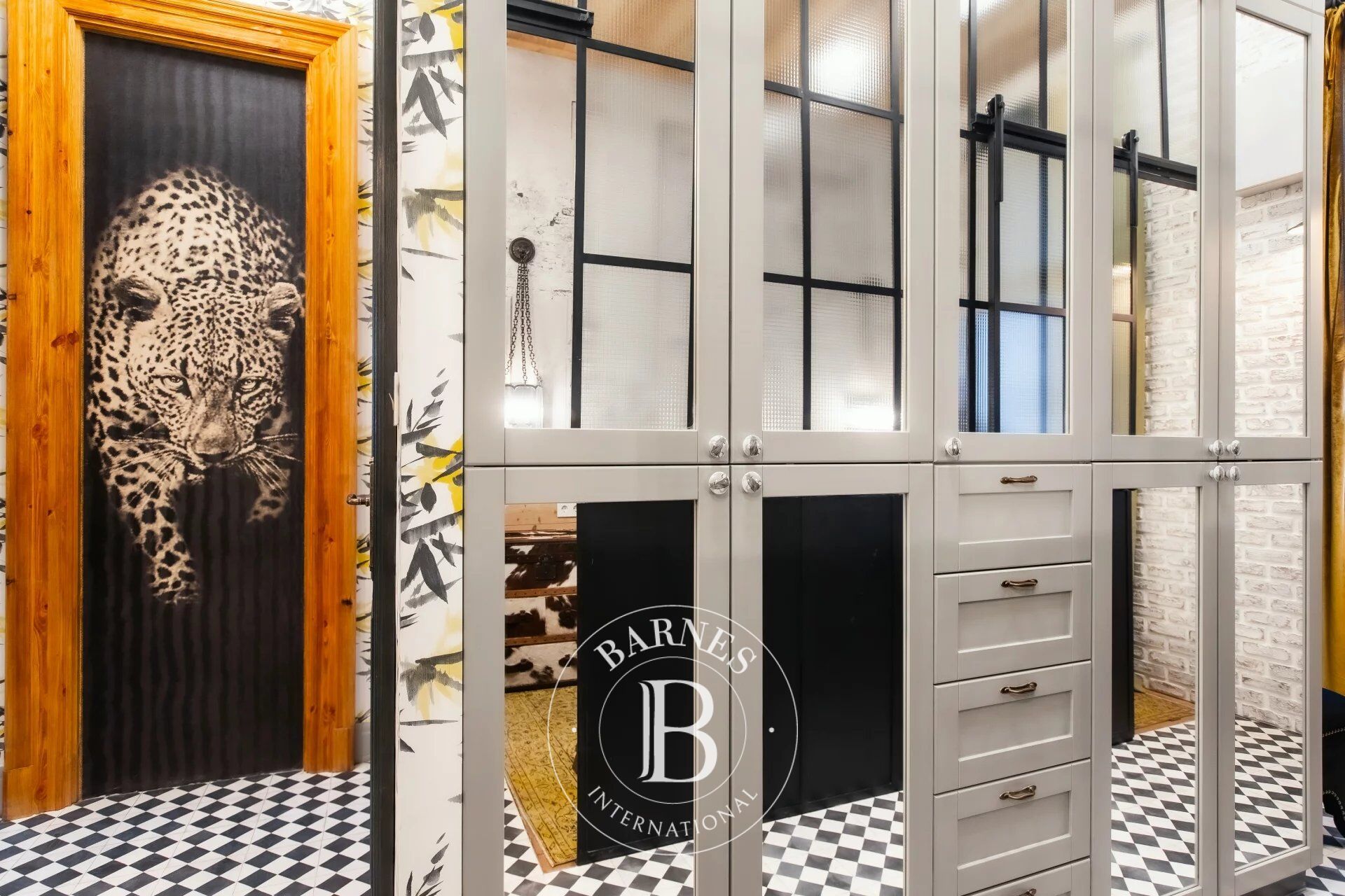 Extravagant one-bedroom apartment near the Ballet Institute - picture 1