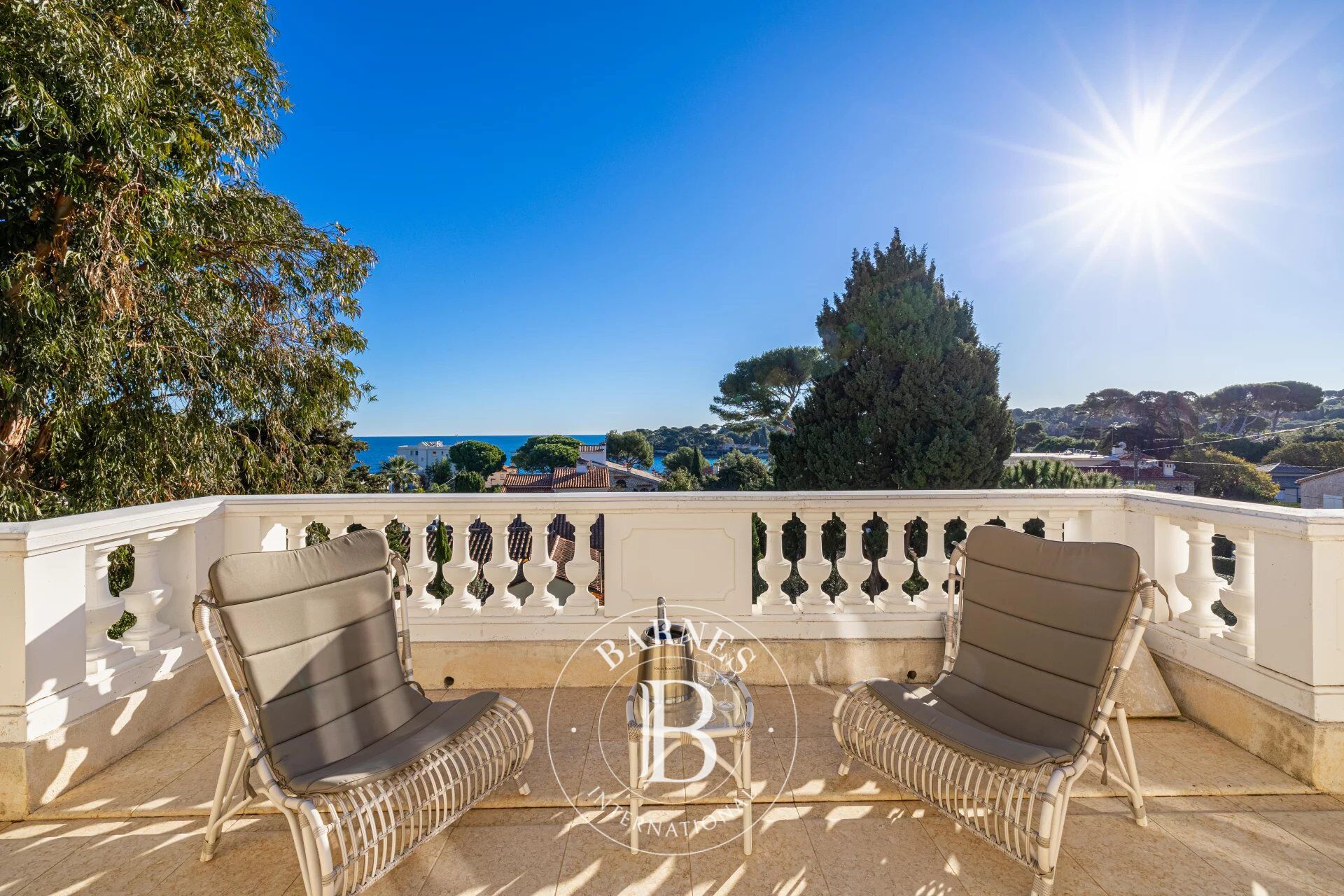 CAP D’ANTIBES - VILLA BELLE ÉPOQUE - À PIED DE LA PLAGE AVEC VUE MER