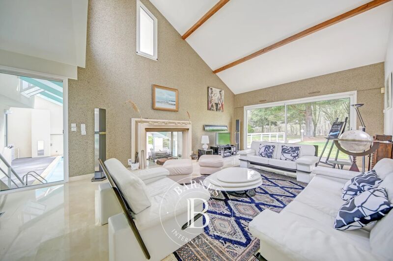 Les Loges-en-Josas, 350m2 (3,767 sq ft) contemporary property, 5 bedrooms, tennis court and indoor pool