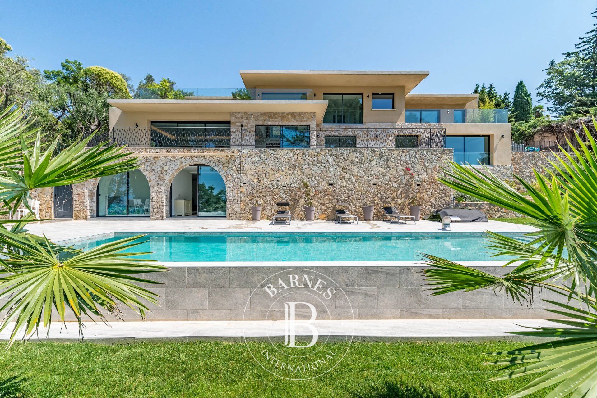 MOUGINS – VILLA CONTEMPORAINE NEUVE – VUE MER ET MONTAGNE PANORAMIQUE - picture 2