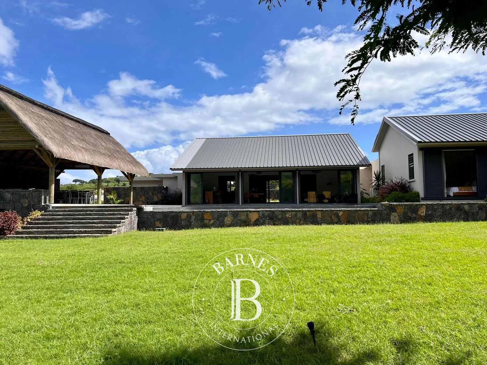 PETITE RIVIÈRE NOIRE – Single-storey villa nestled in nature – 4 bedrooms - picture 2