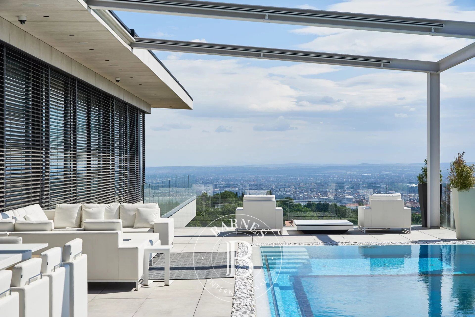 Extravagant Minimal-style Villa on Széchenyi Hill - picture 2