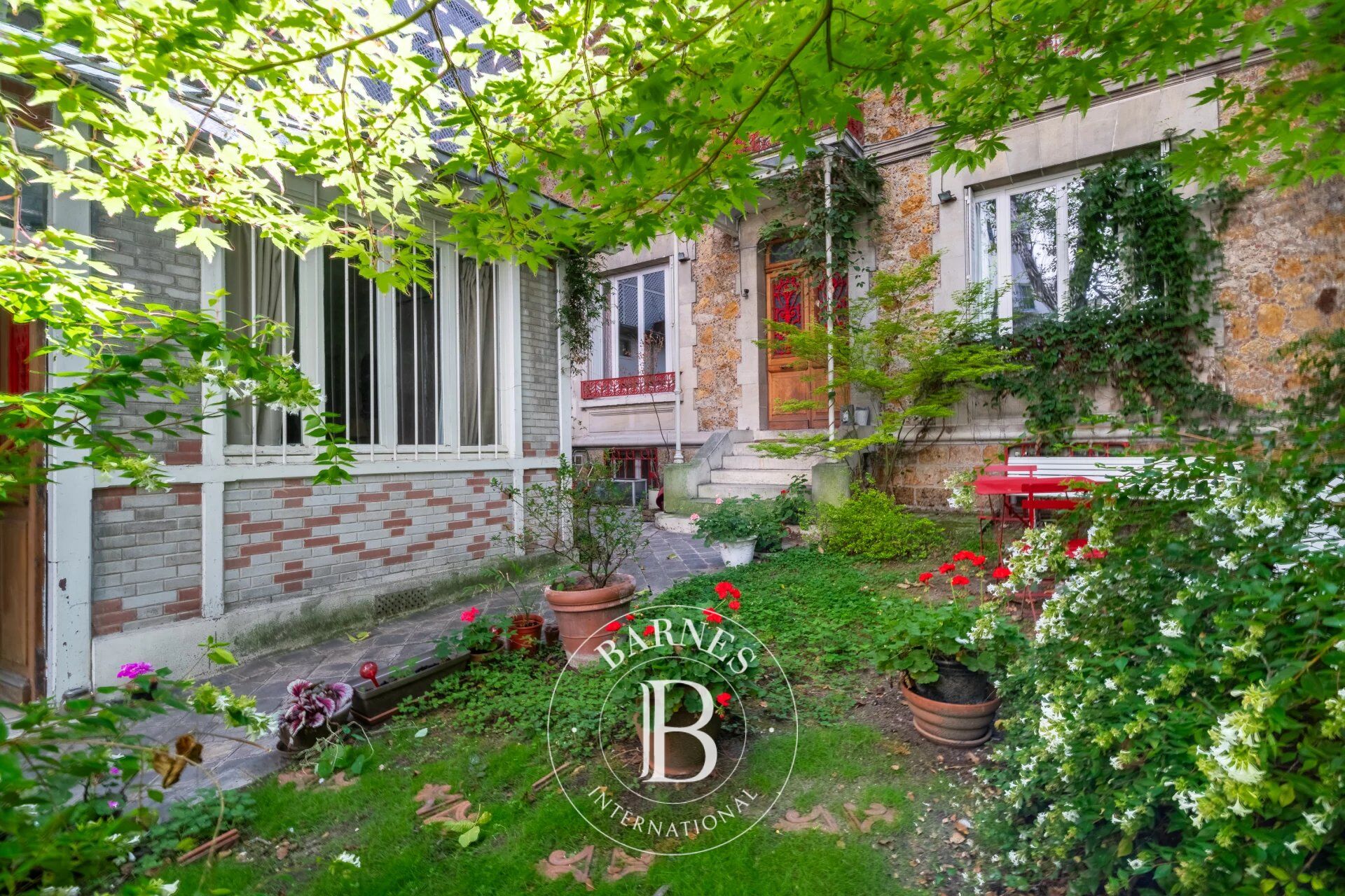 PARIS 15 – SQUARE GEORGES BRASSENS – MAISON AVEC JARDIN – 6 CHAMBRES – DEPENDANCE - picture 3