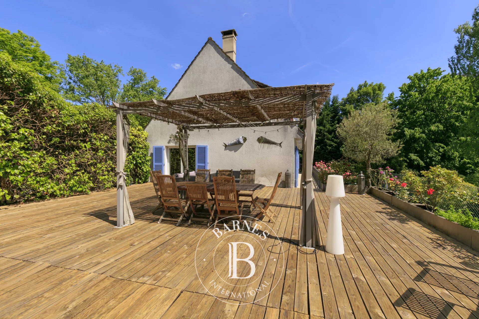 Bièvres - House of 252 m² (2,713 sq ft) with commercial premises of 187 m² (2,013 sq ft) - picture 2