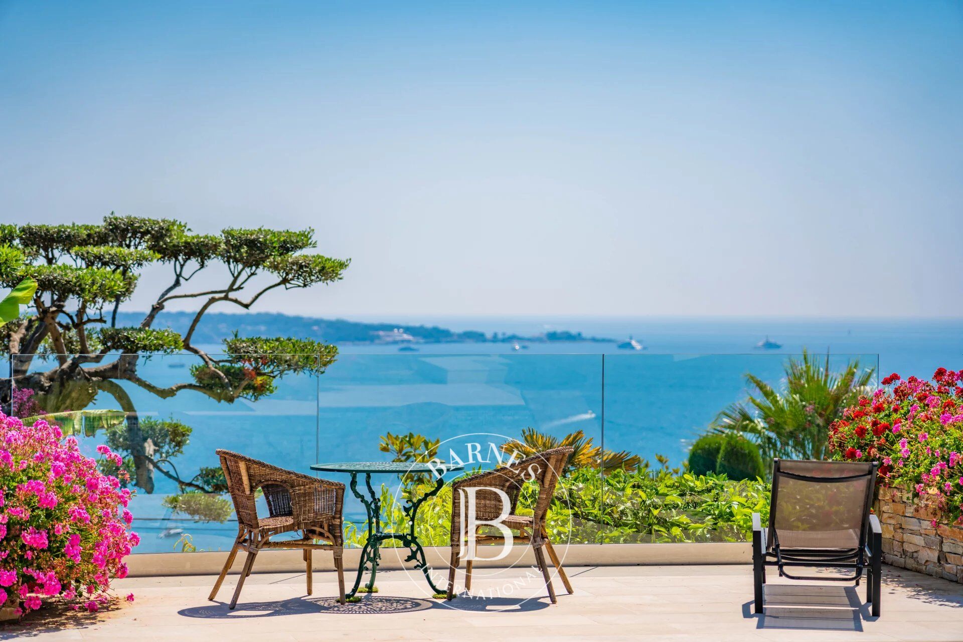 CLOSE TO CANNES - CONTEMPORARY VILLA - 7 BEDROOMS - picture 1