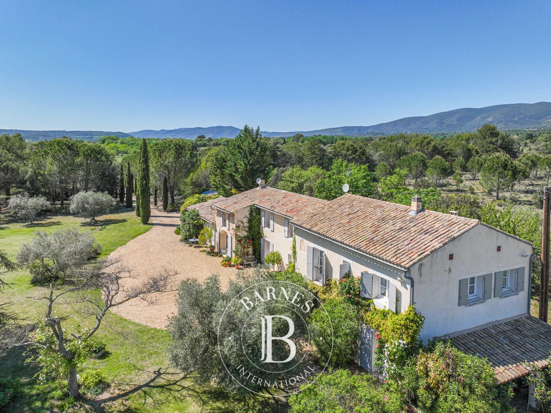 LOURMARIN - PROPERTY - 5 BEDROOMS - SWIMMING POOL - PARK OF 6.5 HA