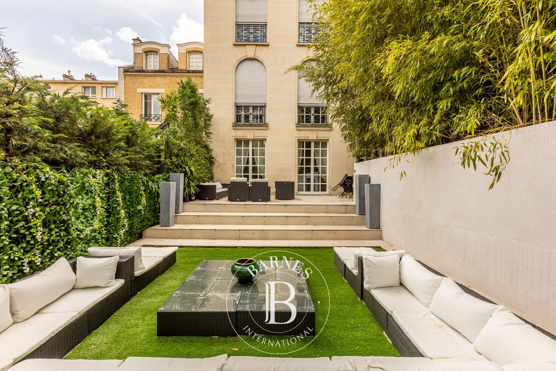 NEUILLY - HOTEL PARTICULIER DE 800m² AVEC JARDIN, PISCINE  ET TERRASSE - picture 2