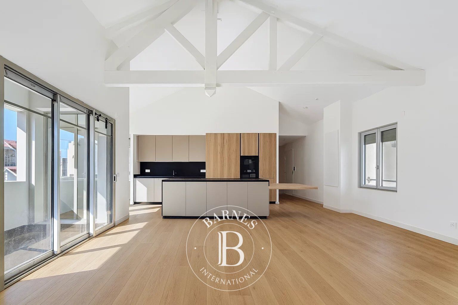 SUPERBE APPARTEMENT AVEC LOGGIA À 50 MÈTRES DU BASSIN - picture 3