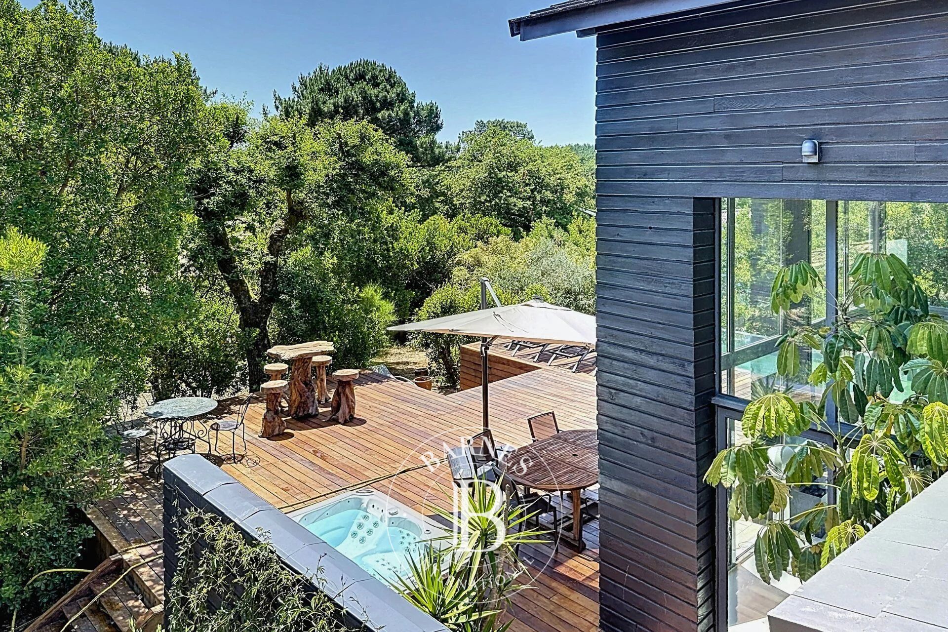 ARCHITECT-DESIGNED VILLA WITH POOL, JACUZZI AND LARGE GROUNDS IN PETIT PIQUEY – CAP FERRET PENINSULA - picture 2