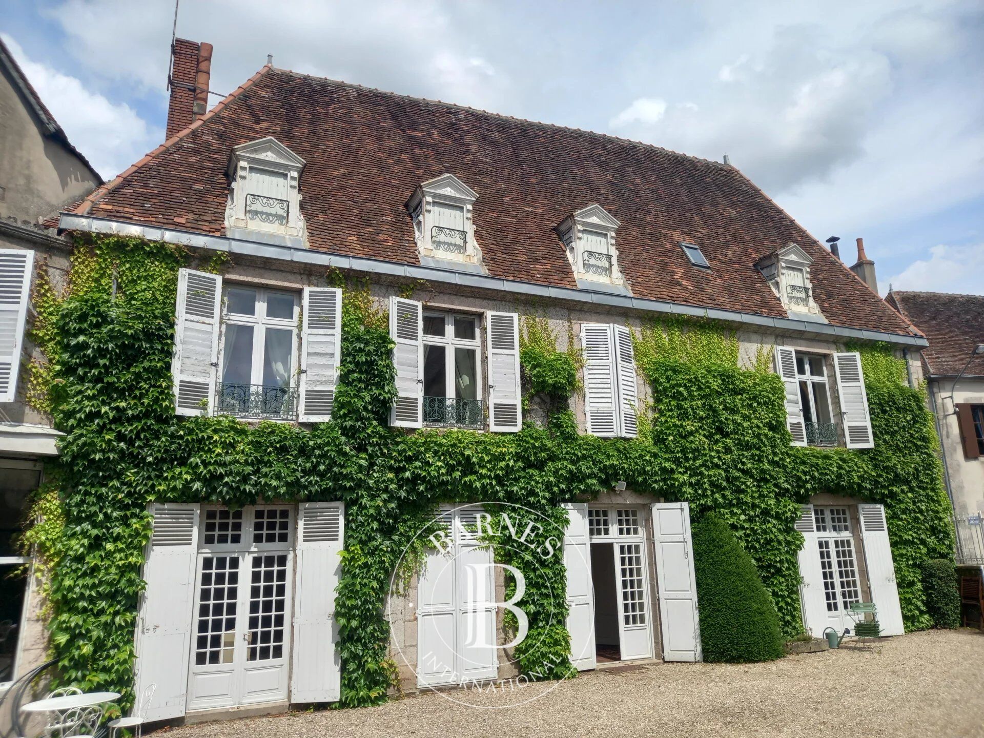 Creuse - Manoir XVe, XVIe et XVIIe - Jardin clos de murs de 1763 m² - picture 2