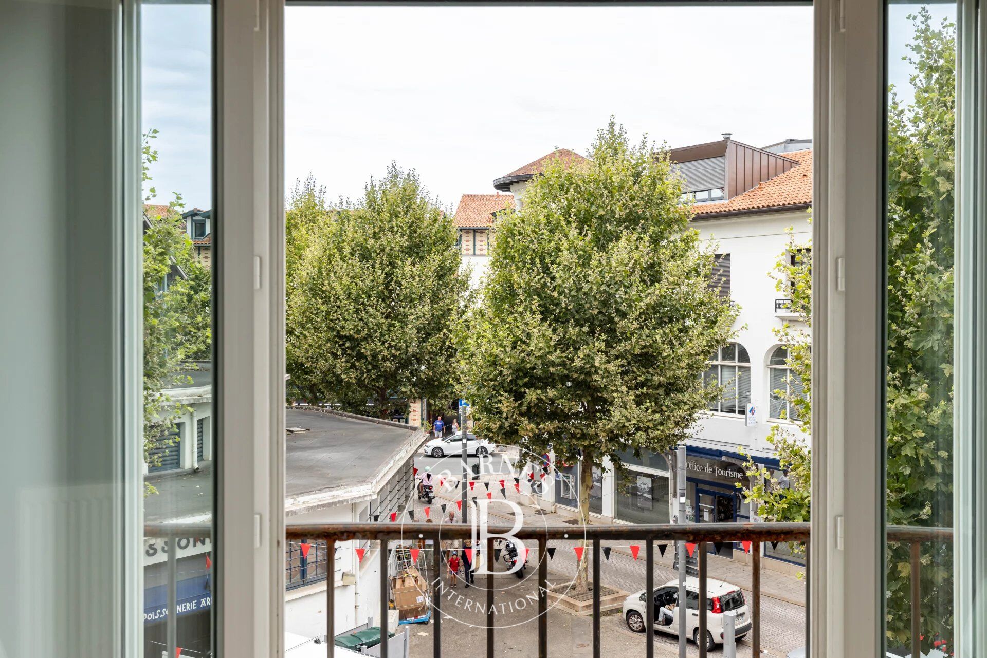 SAINT-JEAN-DE-LUZ, RENOVATED APARTMENT - picture 1