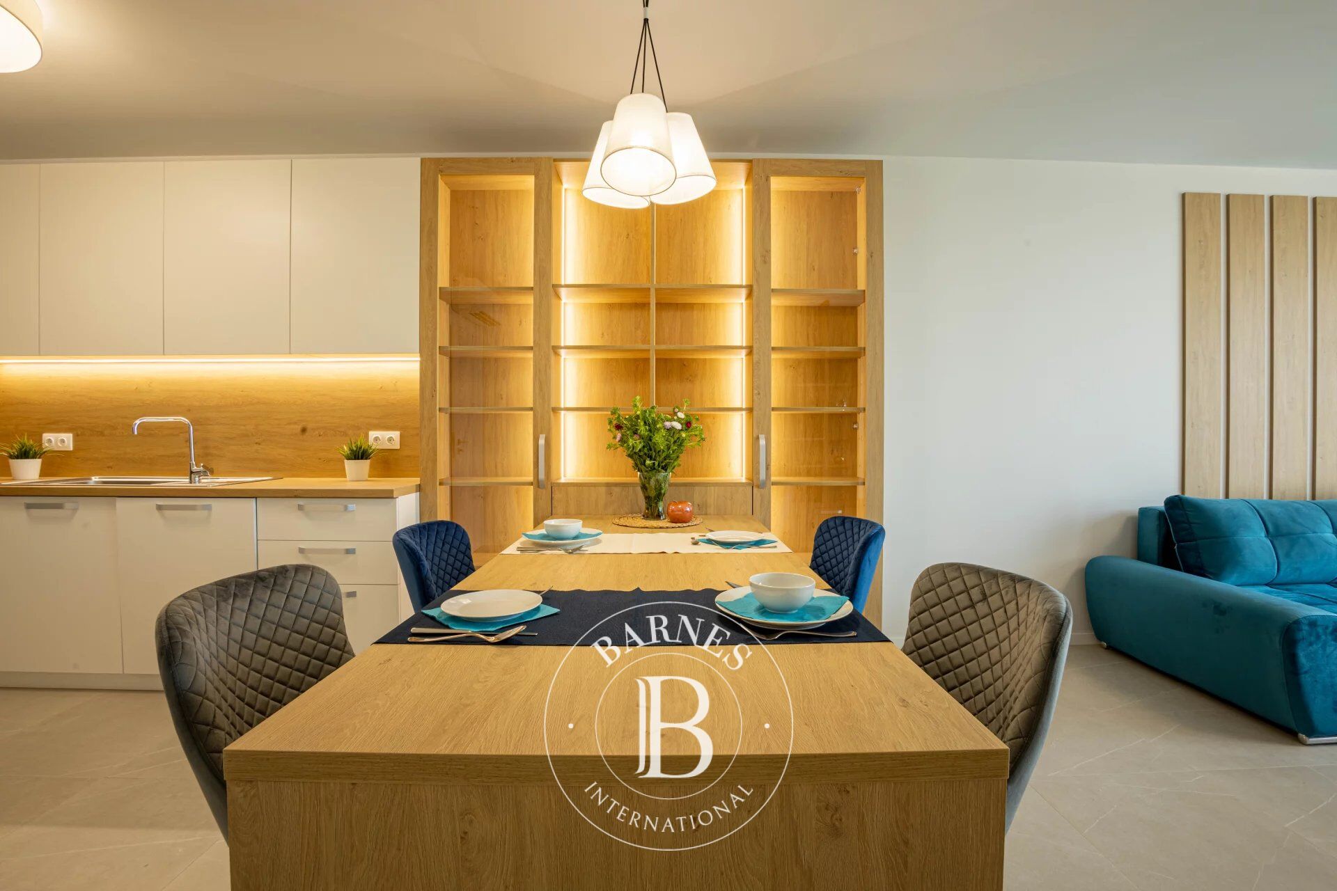 Elegant two-bedroom apartment with panoramic views in a boutique building - picture 1