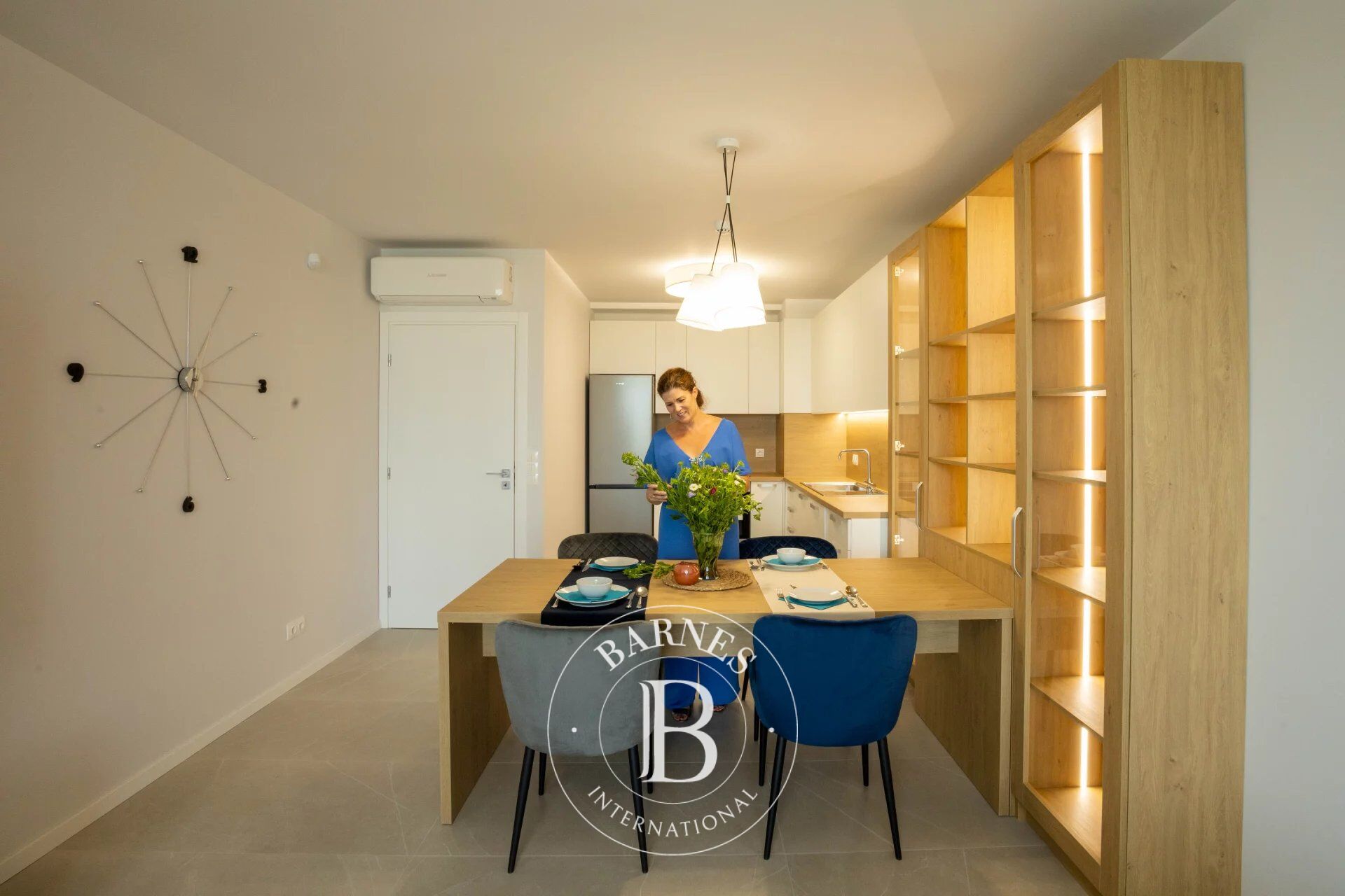 Elegant two-bedroom apartment with panoramic views in a boutique building - picture 2