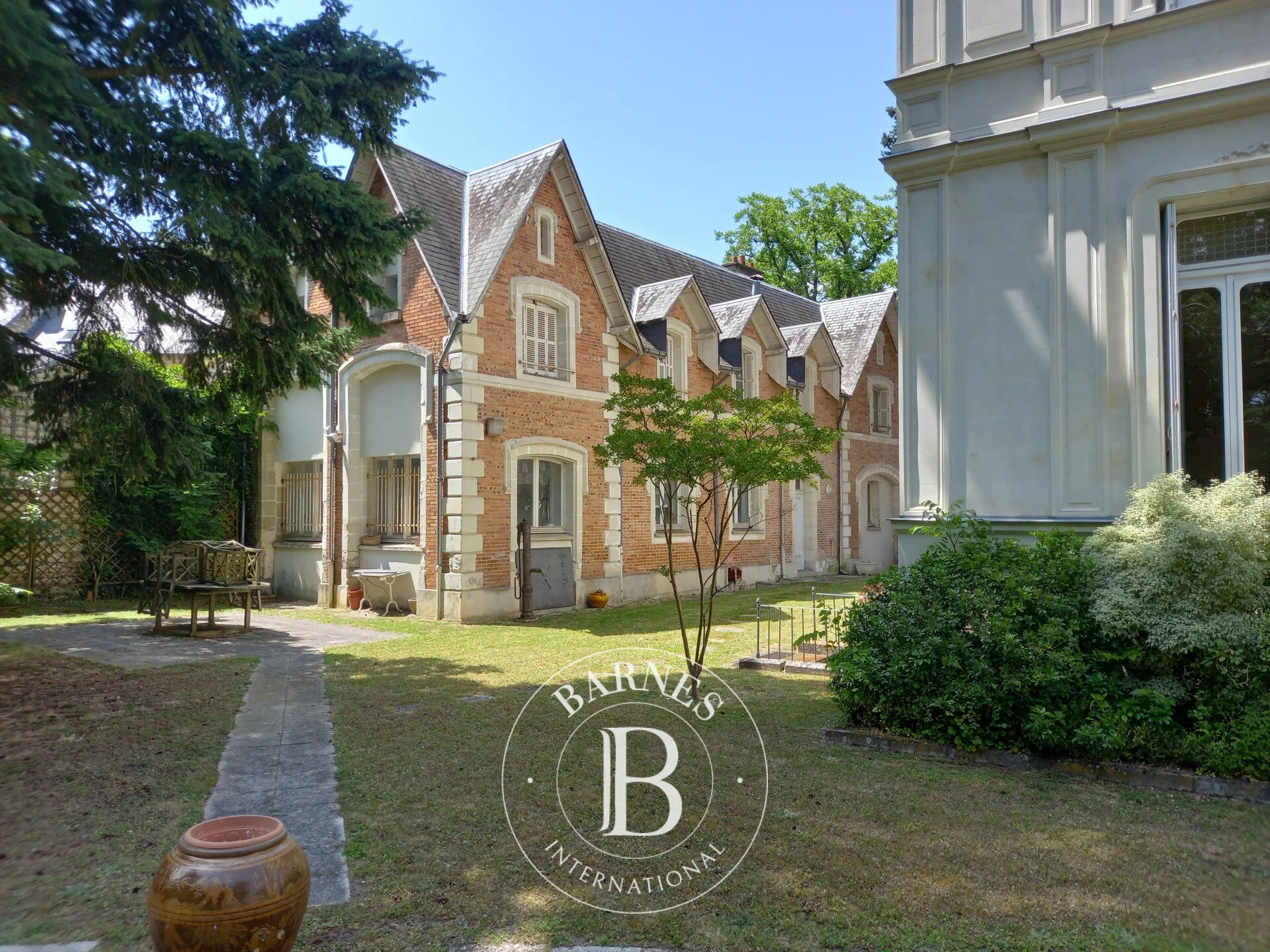 Châtellerault town centre near train station - Authentic mansion house - Park of 4118 m² - picture 3