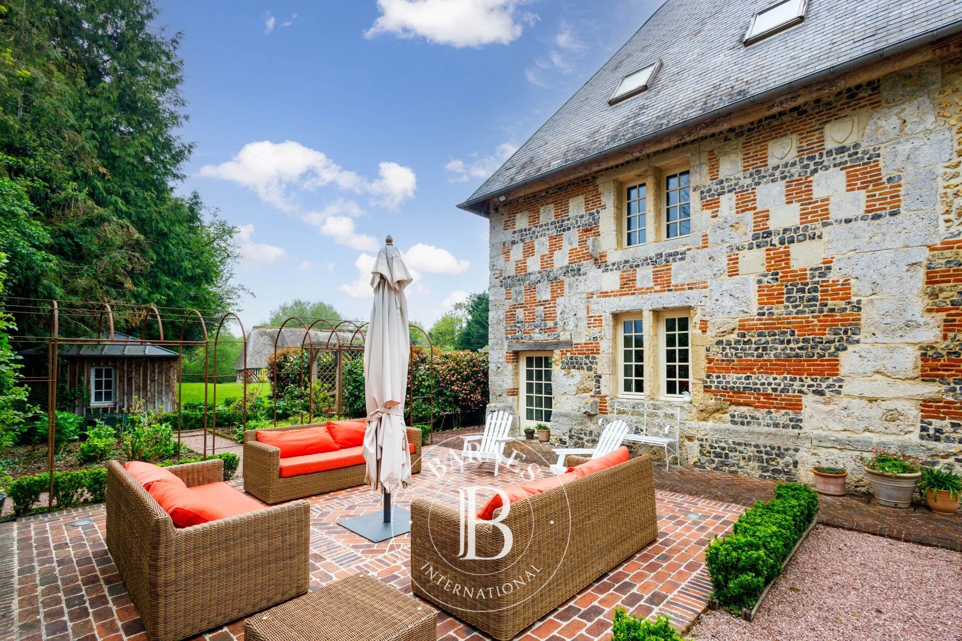 Manoir historique de 320 m² avec piscine et dépendances sur 1,7 hectares - picture 3