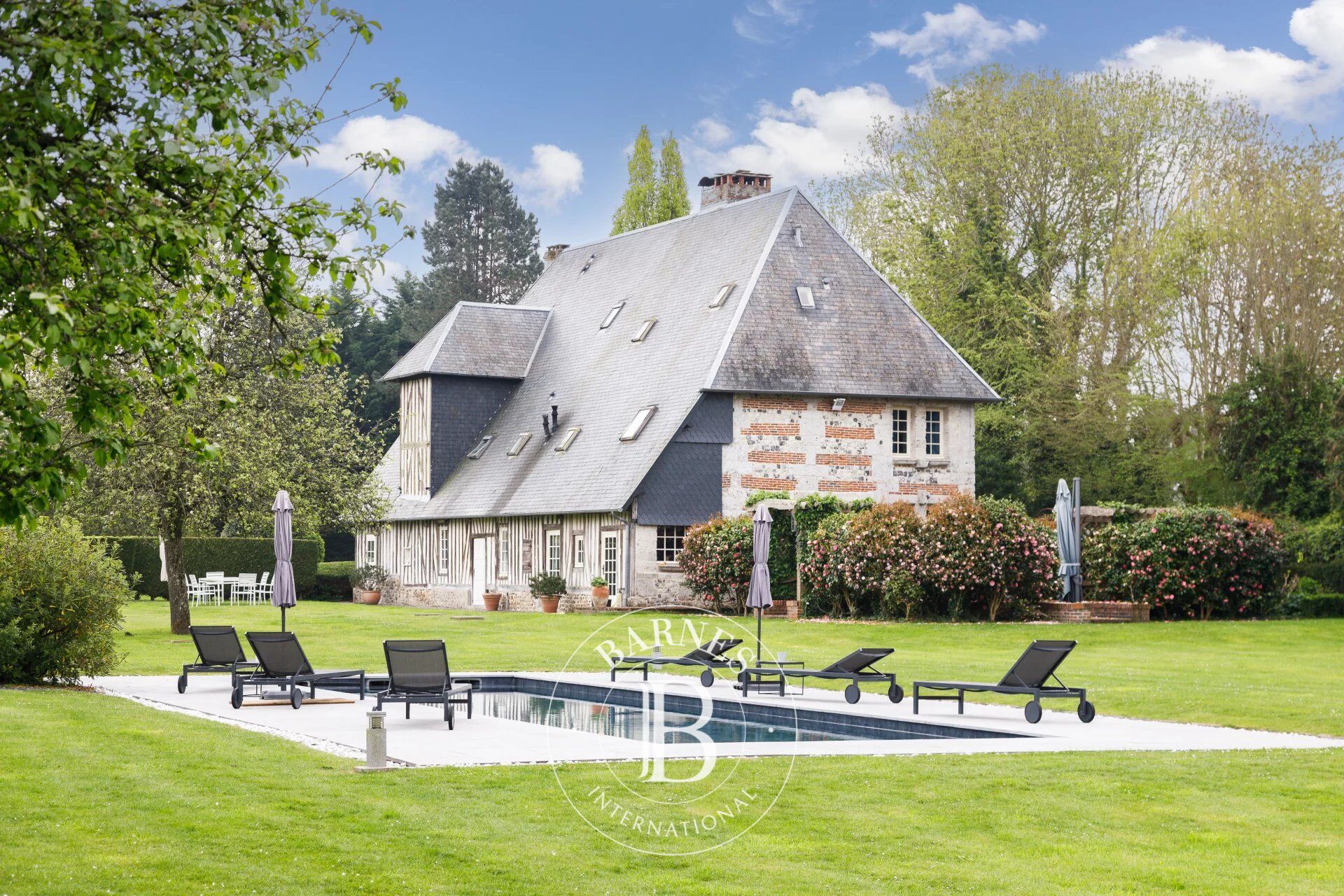 Manoir historique de 320 m² avec piscine et dépendances sur 1,7 hectares - picture 1