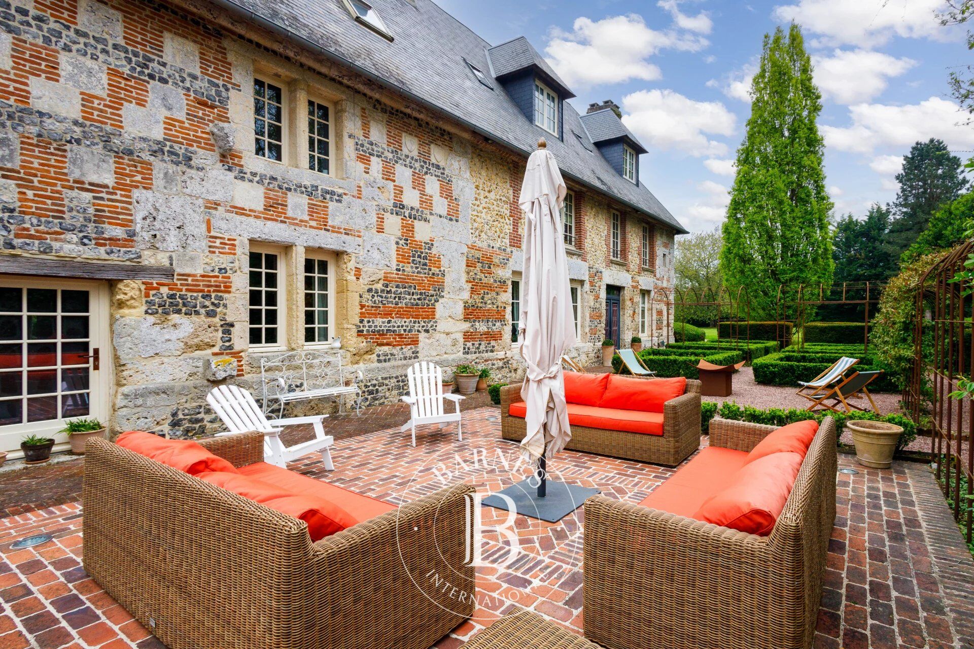 Manoir historique de 320 m² avec piscine et dépendances sur 1,7 hectares - picture 2