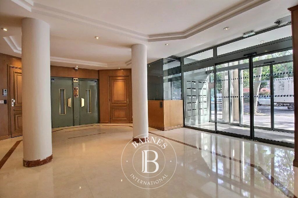 Offices to rent - 200m² (2,152 sq ft) - picture 2