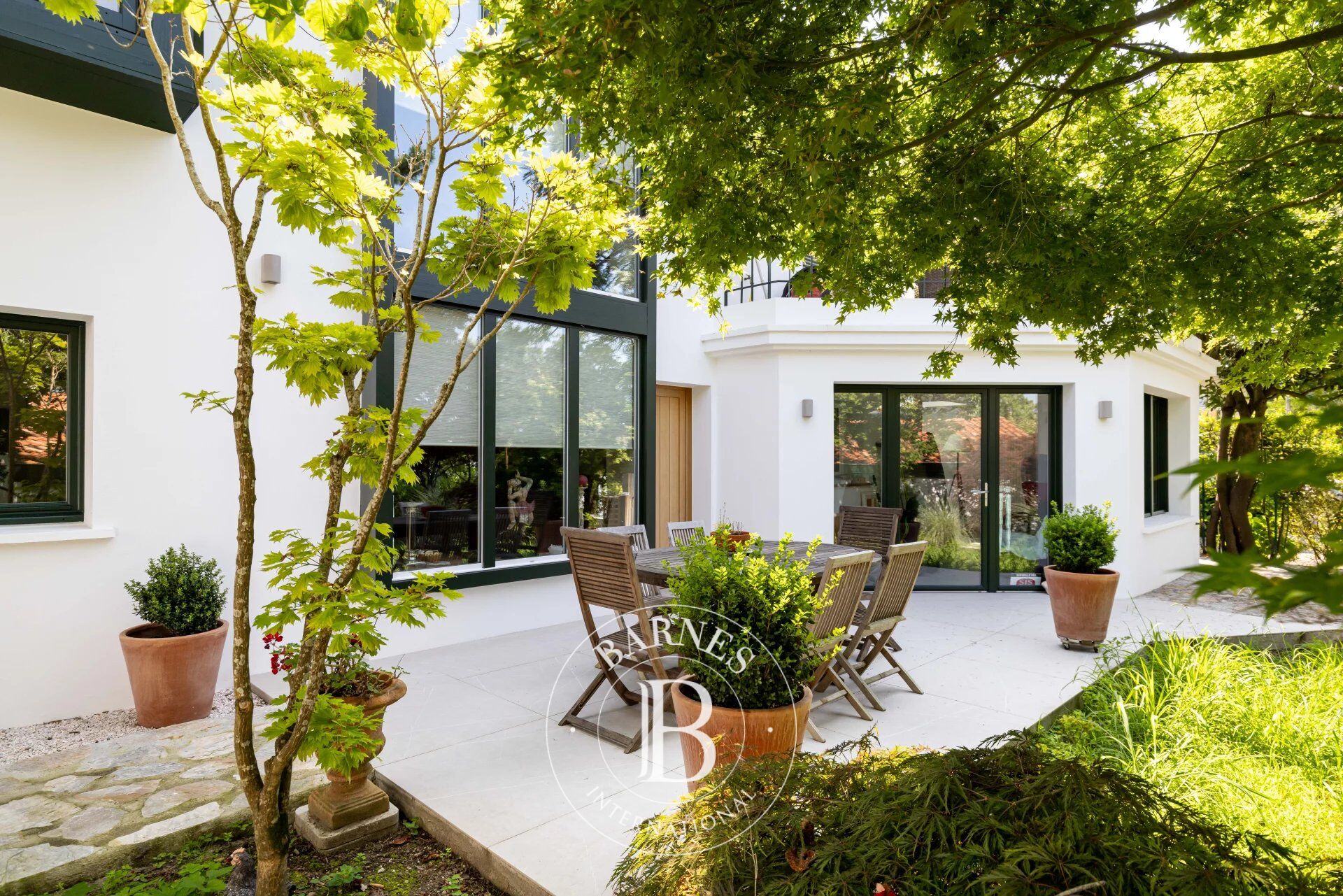 BIARRITZ, PARC D'HIVER, MAISON DE VILLE ENTIÈREMENT RÉNOVÉE - picture 1