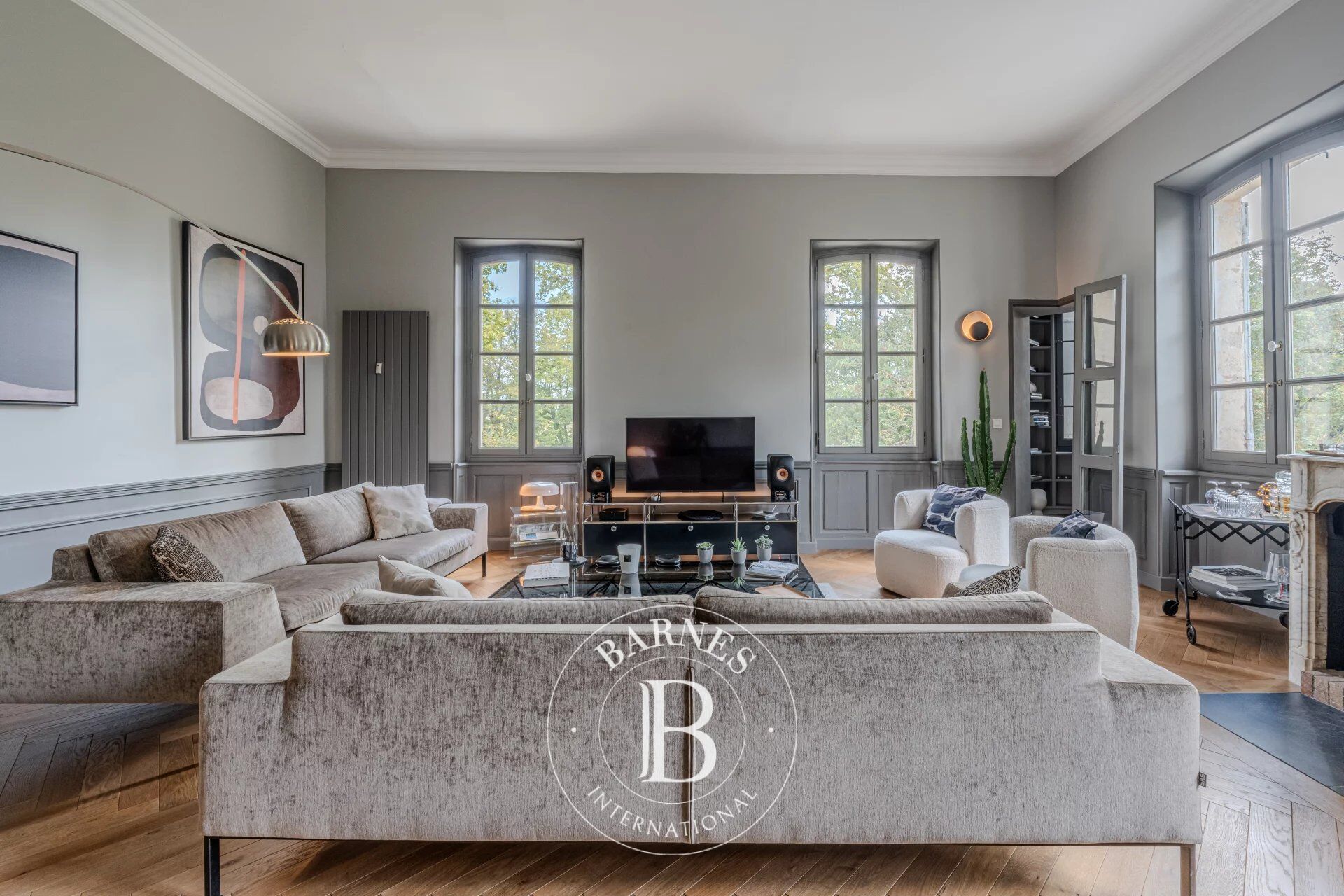 AIX-EN-PROVENCE - OLD APARTMENT RENOVED IN A CASTEL NESTLED IN A PARC -1700.7 FT2-2 BEDROOMS-GARAGE AND PARK. - picture 3