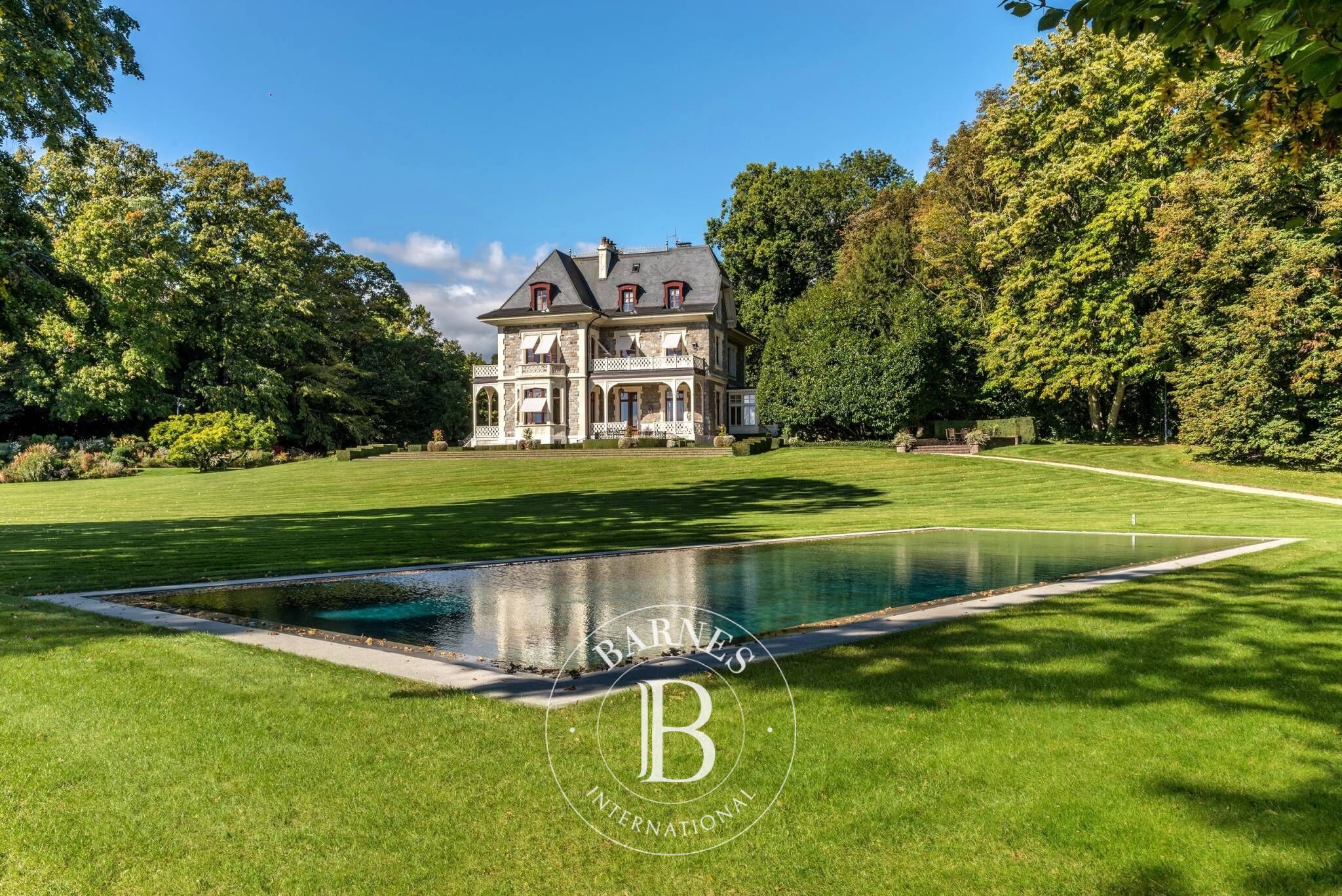 Luxurious Waterfront Mansion - picture 1