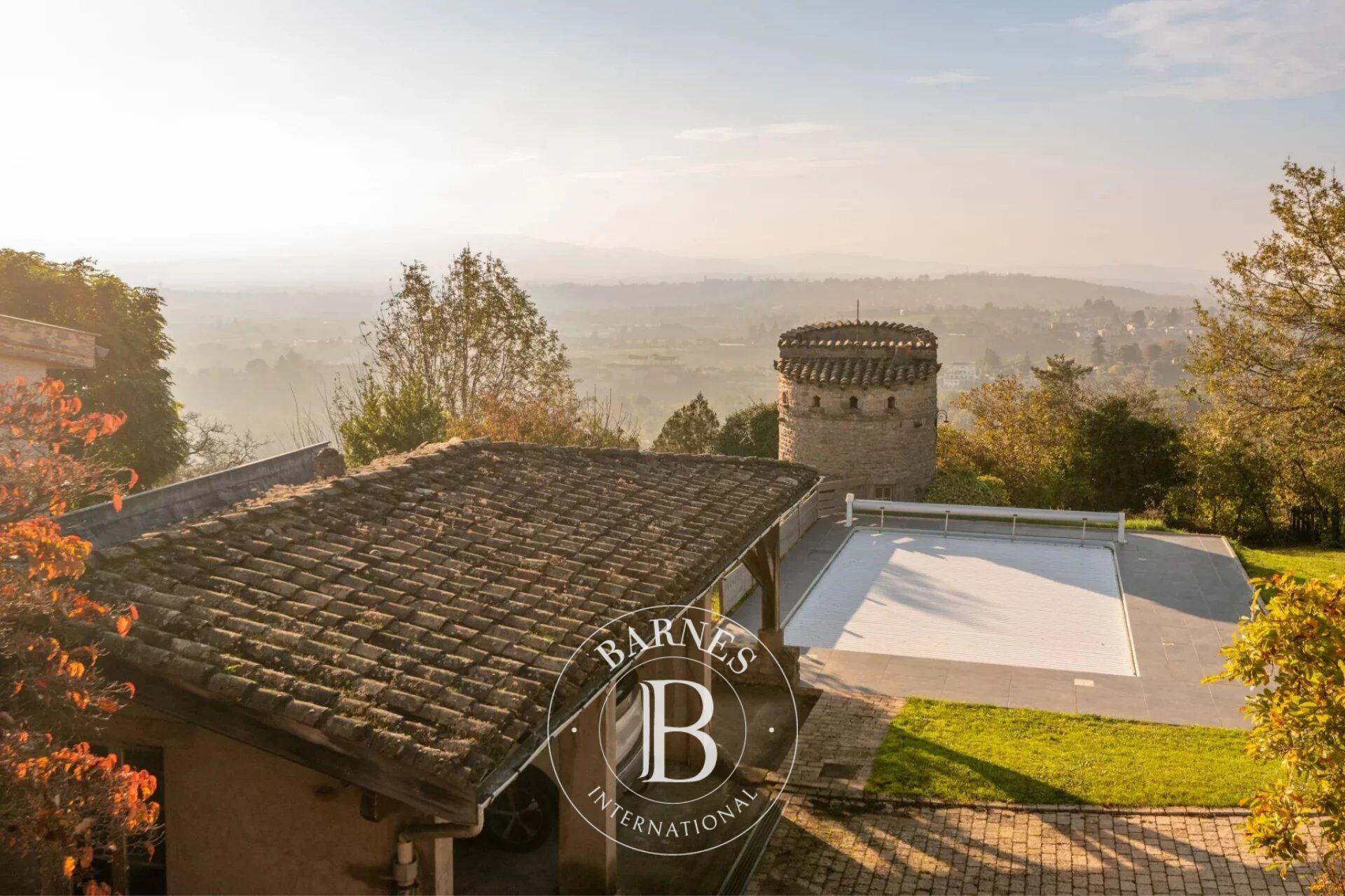 SAINT DIDIER AU MONT D'OR - Maison en pierres dorées d'environ 230m² - Terrain de 1222m² - 5 chambres - picture 2