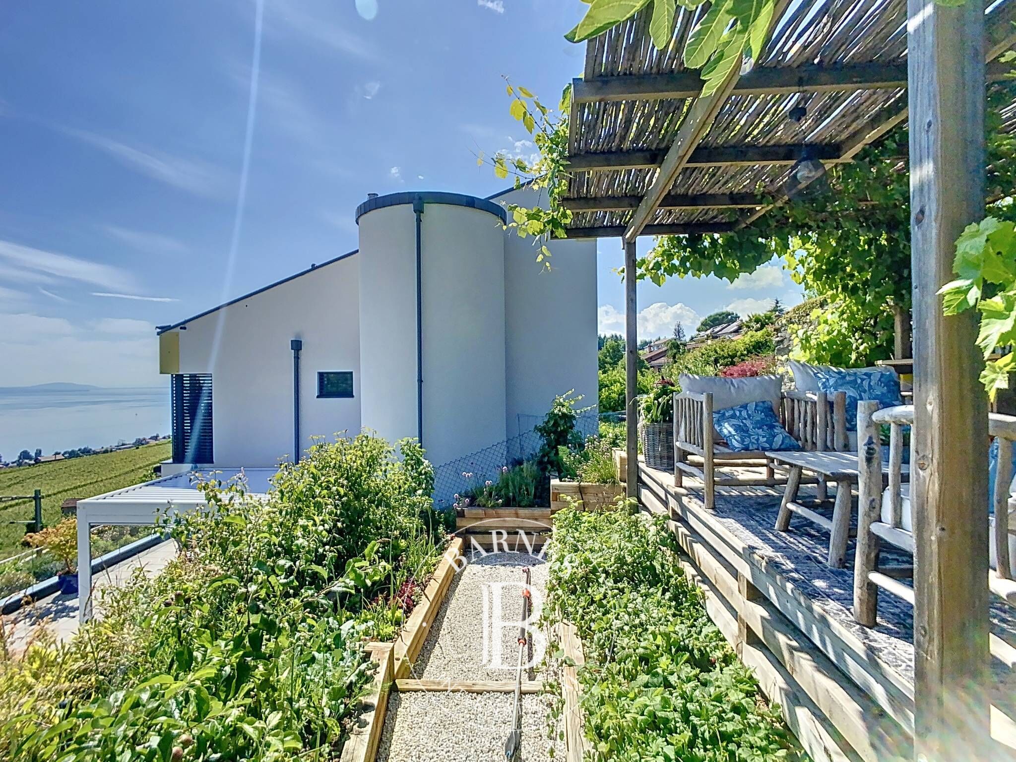 Villa Lutry - picture 1