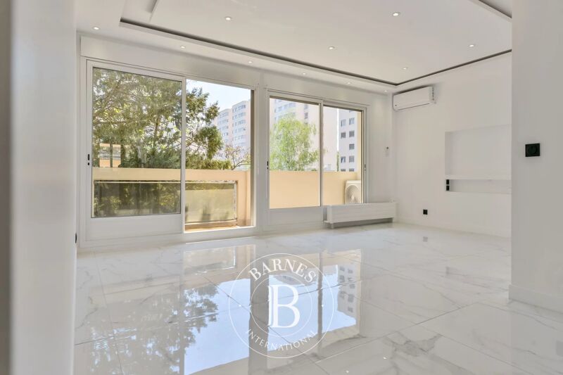 Lyon 6 - Foch - Renovated apartment of 76.16 sqm - Balcony - Cellar - Double garage - 2 Bedrooms